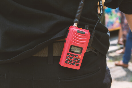 Agent de sécurité avec un talkie attaché à la ceinture